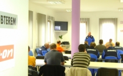Focizz vel�nk – csal�dok a futballp�ly�n