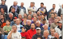 Cs�t�rt�k�n szurkol�i ank�t a Sz�kt�i Stadionban